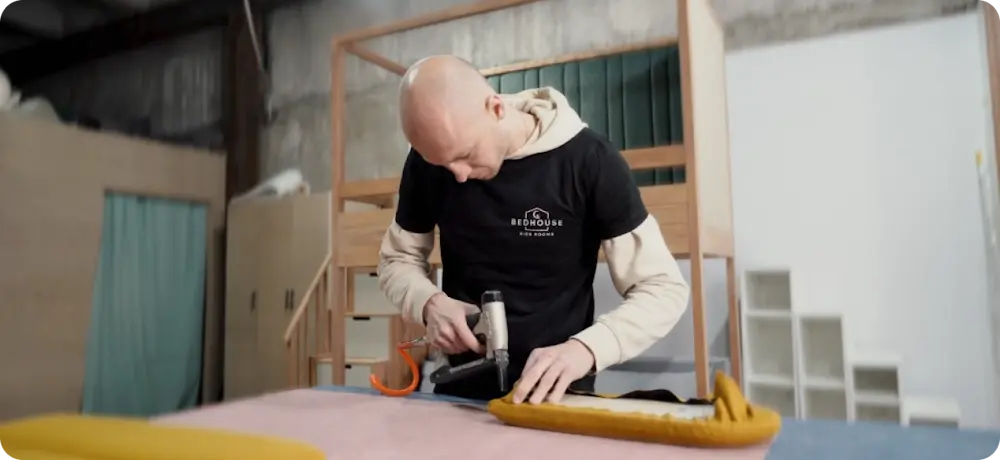 працівник Bedhouse за роботою